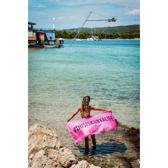 Rýchloschnúci uterák CECE #THISISKURVALIFE 140 x 70 cm ružová